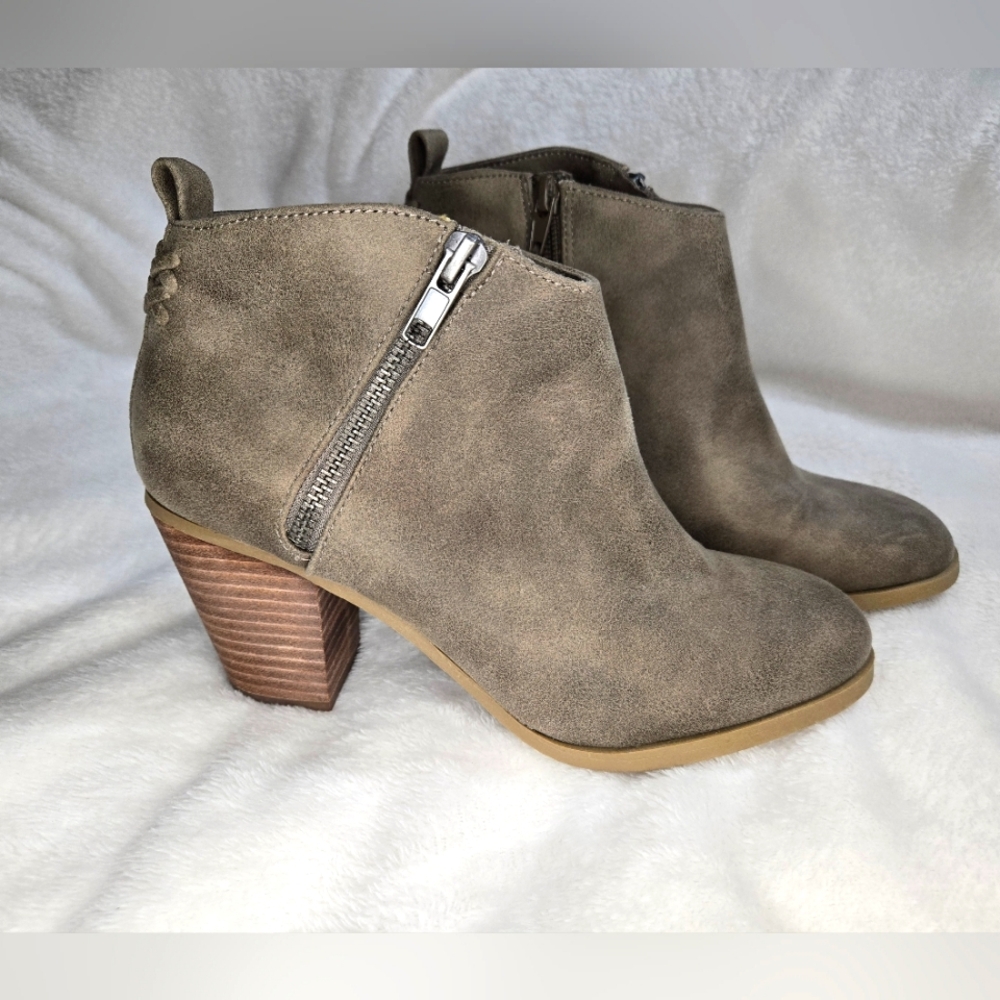 Report Ankle Boots booties heels suade leather NWOT taupe